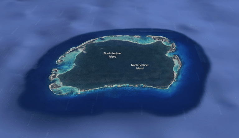 Na oddaljenih Andamanskih otokih v Bengalskem morju leži Severni Sentinel, otok, ki buri domišljijo in vzbuja strahospoštovanje. Ta košček zemlje, obdan z bujnim zelenjem in neokrnjenimi plažami, je dom Sentinelcev, enega najbolj izoliranih in skrivnostnih plemen na svetu.